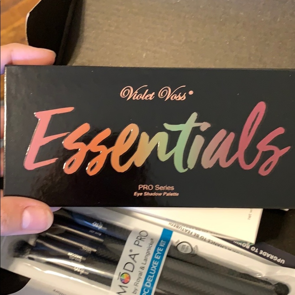 Violet Voss Essentials Palette